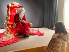 Foto 3 - Visita de Papá Noel y decoración navideña de la Plaza en Carbajosa 